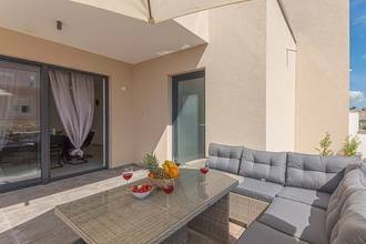 Thumbnail von Doppelhaushälfte mit Pool und Garten