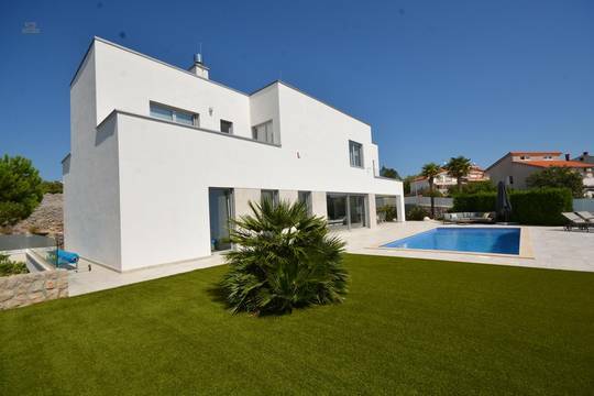 Moderne Villa mit Swimmingpool und Meerblick