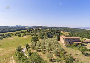 Thumbnail von Rustikales Natursteingebäude umgeben von der typisch toskanischen Hügellandschaft