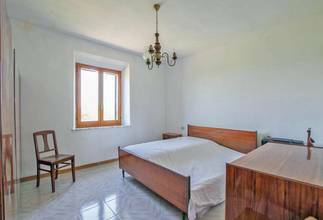 Thumbnail von Rustikales Natursteingebäude umgeben von der typisch toskanischen Hügellandschaft