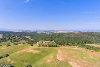 Thumbnail von Rustikales Natursteingebäude umgeben von der typisch toskanischen Hügellandschaft