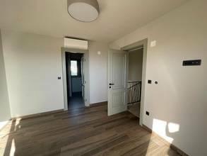 Thumbnail von Nowa willa z elementami śródziemnomorskimi i basenem w panoramicznym położeniu z widokiem na morze