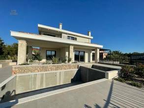 Thumbnail von Nowa willa z elementami śródziemnomorskimi i basenem w panoramicznym położeniu z widokiem na morze