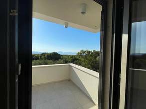 Thumbnail von Nowa willa z elementami śródziemnomorskimi i basenem w panoramicznym położeniu z widokiem na morze