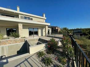 Thumbnail von Nowa willa z elementami śródziemnomorskimi i basenem w panoramicznym położeniu z widokiem na morze