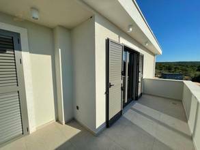 Thumbnail von Nowa willa z elementami śródziemnomorskimi i basenem w panoramicznym położeniu z widokiem na morze