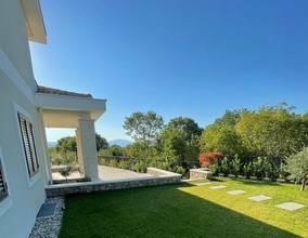 Thumbnail von Nowa willa z elementami śródziemnomorskimi i basenem w panoramicznym położeniu z widokiem na morze