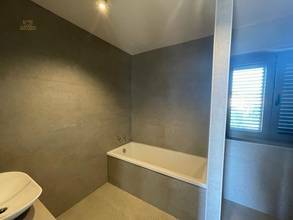 Thumbnail von Nowa willa z elementami śródziemnomorskimi i basenem w panoramicznym położeniu z widokiem na morze