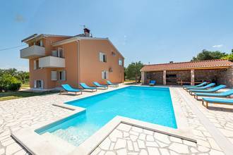 Thumbnail von Haus mit Swimmingpool und Meerblick, Insel Pasman