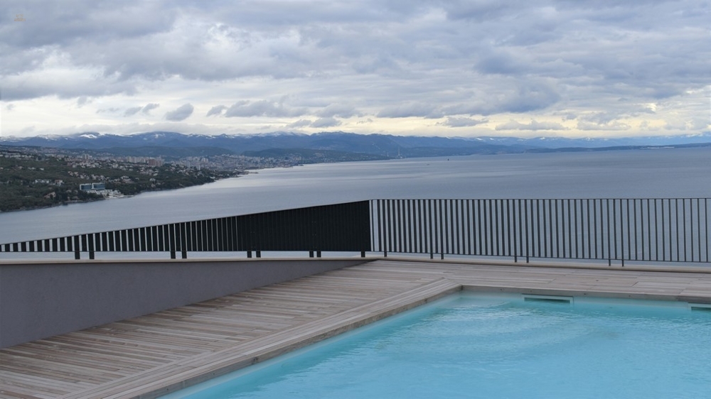 Modernes Penthouse mit privater Dachterrasse und Swimmingpool