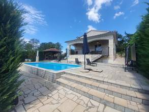 Thumbnail von Attraktives Familienhaus mit Swimmingpool