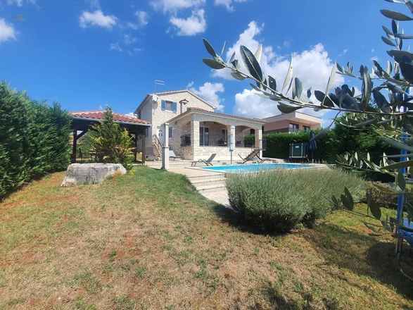 Attraktives Familienhaus mit Swimmingpool