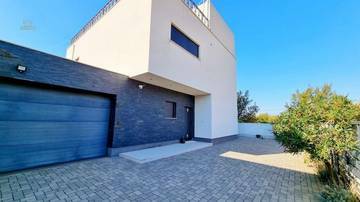 Thumbnail von Moderne Villa mit Swimmingpool und Panorama-Meerblick