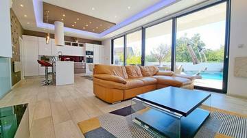 Thumbnail von Moderne Villa mit Swimmingpool und Panorama-Meerblick