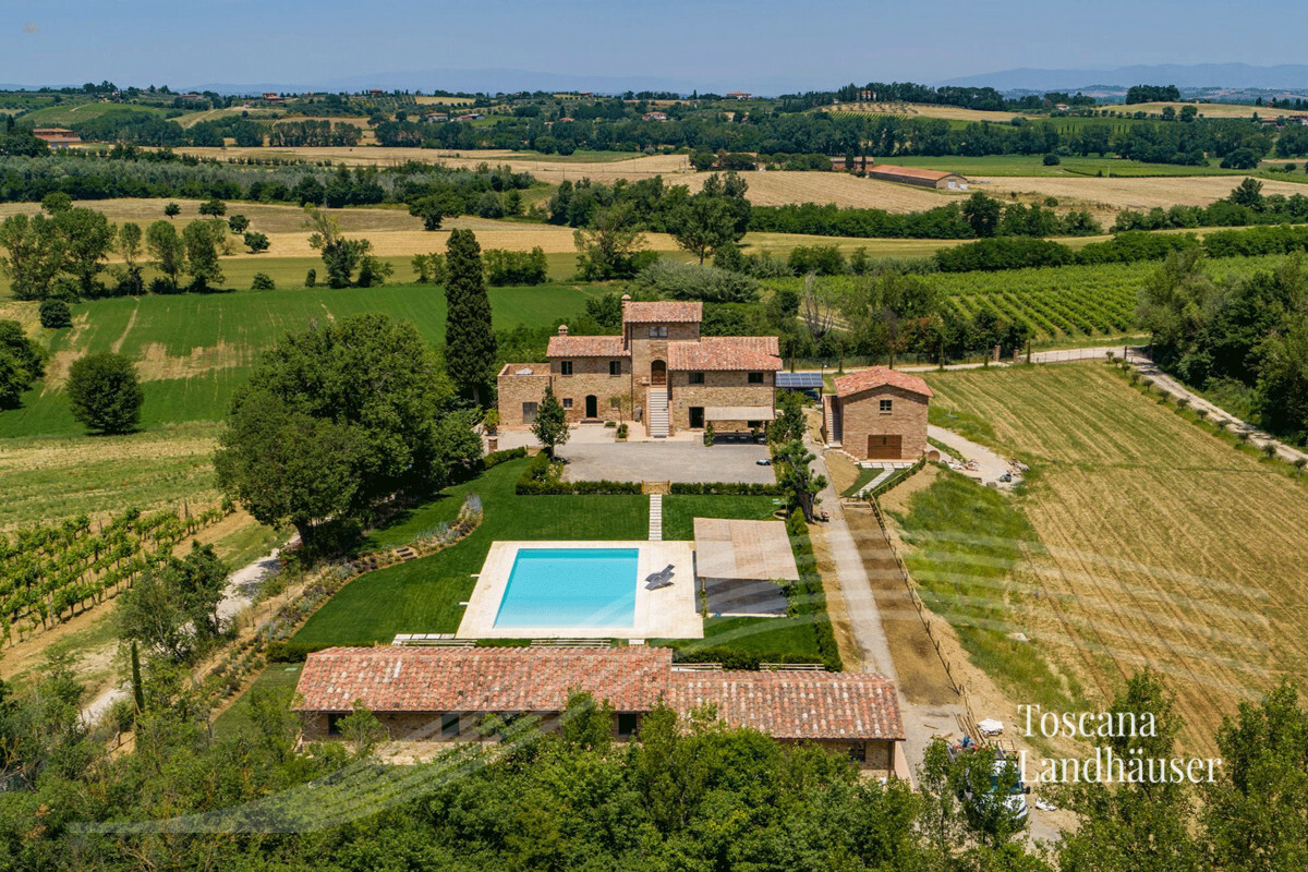 パノラマビューの魅力的な天然石の邸宅とプール