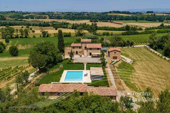 Очаровательное природное каменное поместье с бассейном в панорамном расположении