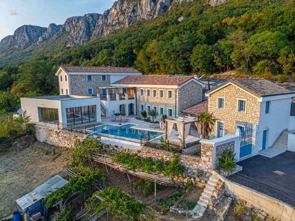 Средиземноморская усадьба с бассейном и видом на море, регион Цриквеница