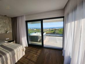 Thumbnail von Moderne Villa mit Infinity-Pool und Meerblick