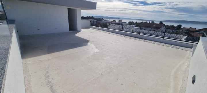Modernes Penthouse mit Dachterrasse und Meerblick