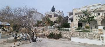 Thumbnail von Haus mit drei Wohnungen in der 1. Reihe zum Meer