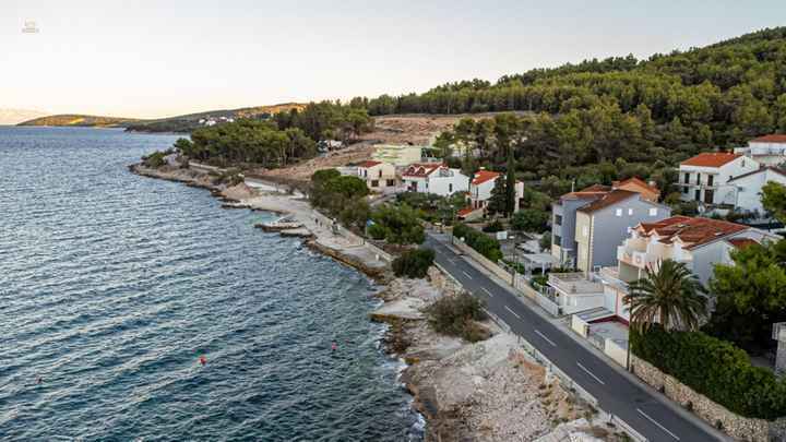 Immeuble résidentiel avec piscine en première ligne face à la mer, île de Ciovo