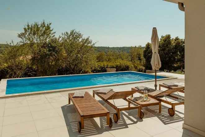 Villa mit Pool in traumhafter Lage in Oprtalj
