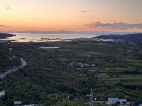 Mediterranes Steinhaus mit schönem Ausblick auf Berge und Meer