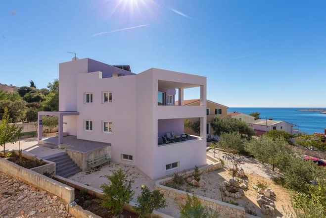 Appartement-Villa in attraktiver Lage nahe dem Meer, Region Rogoznica