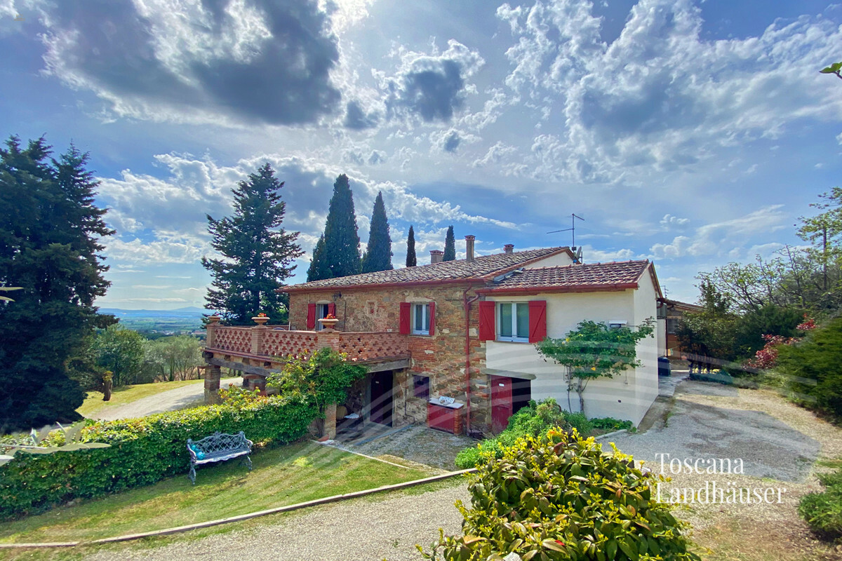 Charmantes Landhaus in Panoramalage mit Pool