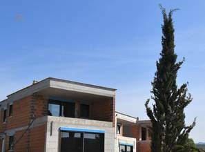 Thumbnail von Reihenhaus in modernem Stil mit Pool