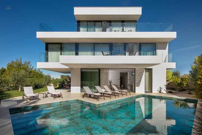 Moderne luxe villa met zwembad nabij de kust