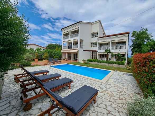 Hoogwaardig meergezinswoning met zwembad