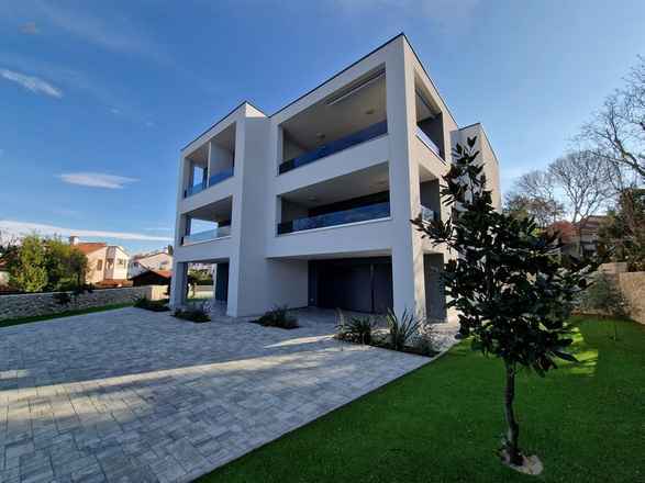 Modernes Penthouse nahe dem Meer