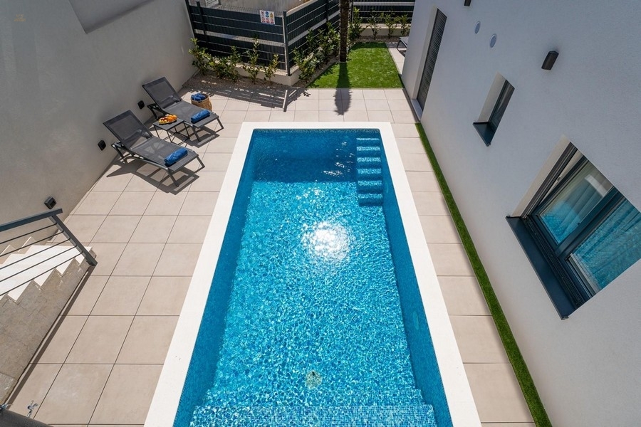 Maisonettewohnung mit Garten, Swimmingpool und Meerblick