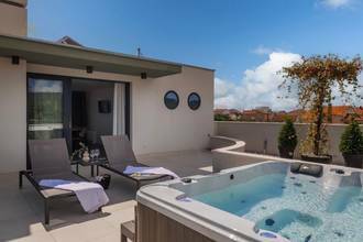 Thumbnail von Moderne Luxusvilla mit Swimmingpool nahe dem Yachthafen