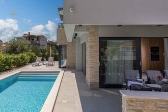 Thumbnail von Moderne Luxusvilla mit Swimmingpool nahe dem Yachthafen