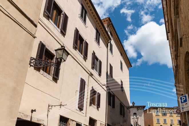 Wohnung in renommierten Palast nur 20 km vom Meer entfernt
