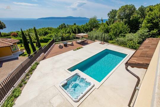 Mediterrane Villa mit Pool und Meerblick