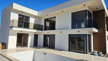 Thumbnail von Moderne Villa mit Swimmingpool und Meerblick