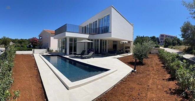 Deniz yakınında modern villa ve yüzme havuzu