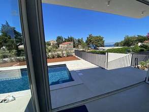 Thumbnail von Deniz yakınında modern villa ve yüzme havuzu