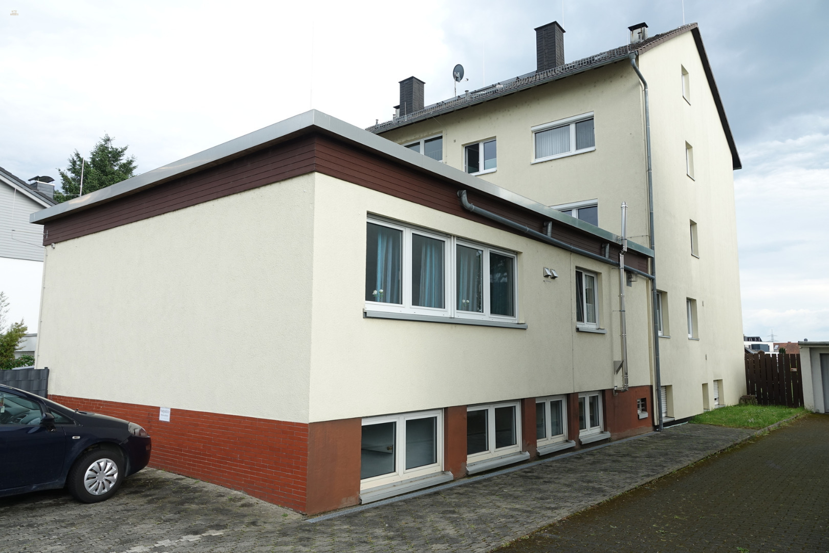 KEINE KÄUFERPROVISION! 2-ZKB mit eigenem Hauseingang & 2 Stellplätzen