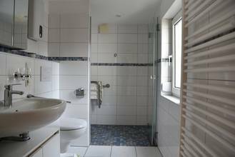 Thumbnail von Zwei-/Dreiseithof mit modernem Kombikessel (Pellet/Stückholz), großem Hof, Garten und Nebengebäuden. 6163