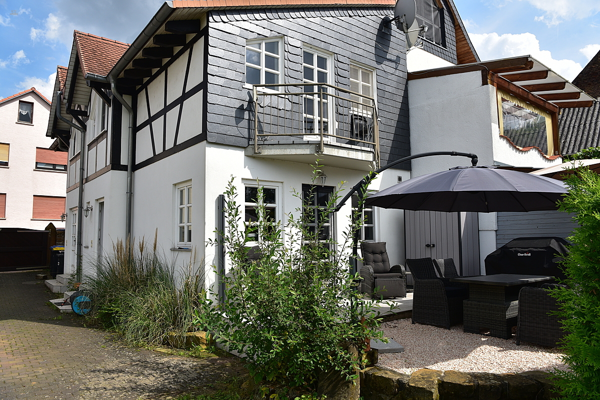 1 Haus frei mit Büro-Option, 1 Haus gut vermietet – zentral und trotzdem ruhig gelegen! 15444