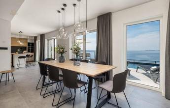 Thumbnail von Villa avec piscine dans un emplacement exceptionnel en bord de mer, région de Karlobag