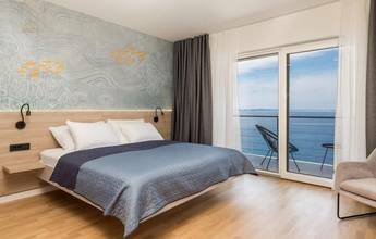 Thumbnail von Villa avec piscine dans un emplacement exceptionnel en bord de mer, région de Karlobag