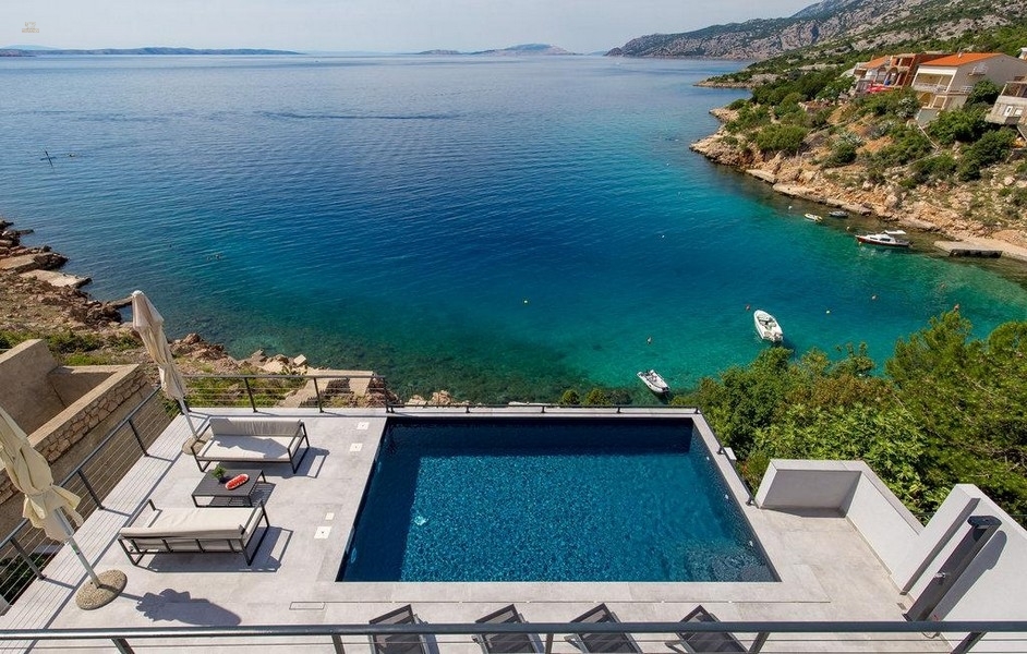 Villa avec piscine dans un emplacement exceptionnel en bord de mer, région de Karlobag