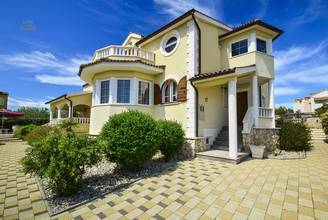 Thumbnail von Villa mit Swimmingpool in ruhiger Lage