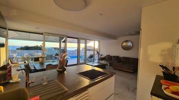 Thumbnail von Modernes Haus mit Swimmingpool und Meerblick