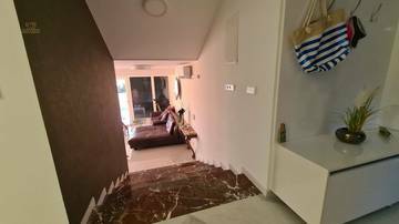 Thumbnail von Modernes Haus mit Swimmingpool und Meerblick